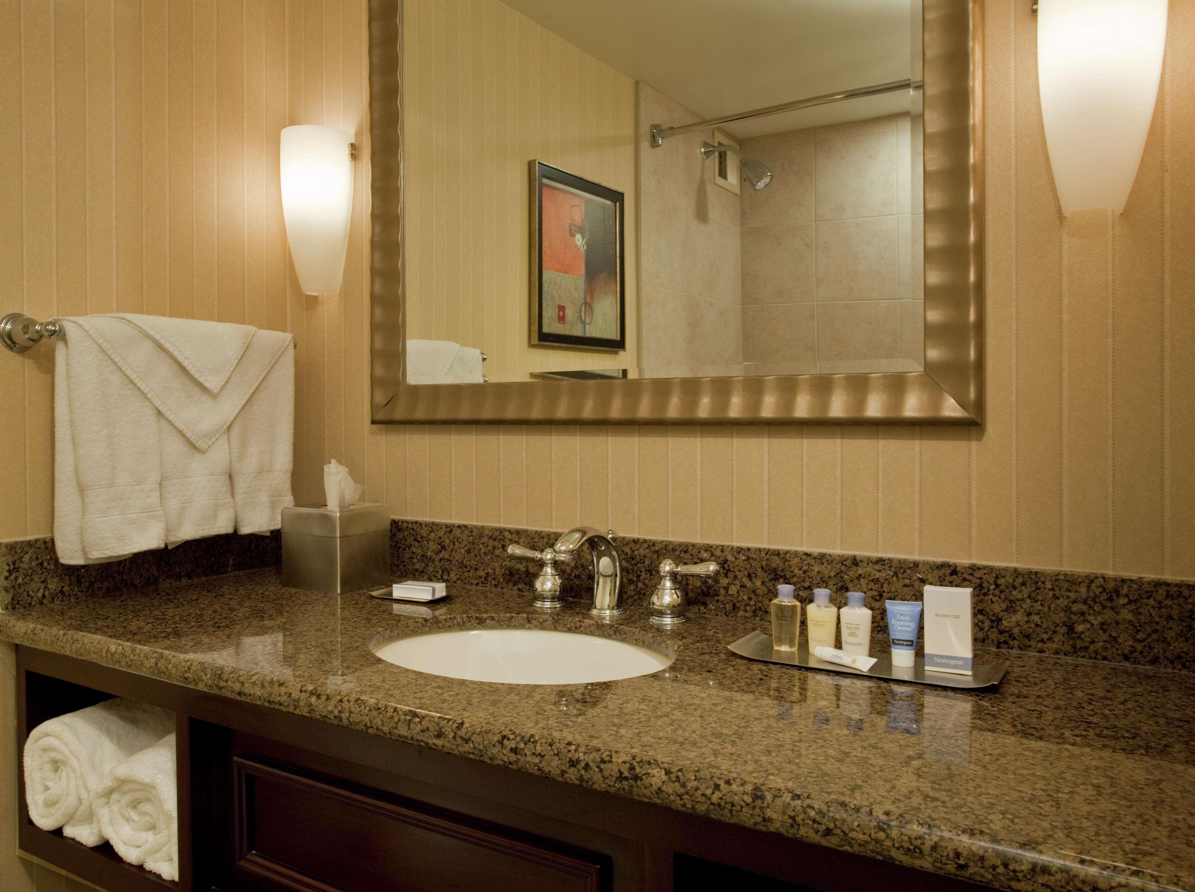 Doubletree By Hilton Hotel Syracuse Восток Сиракьюс Экстерьер фото